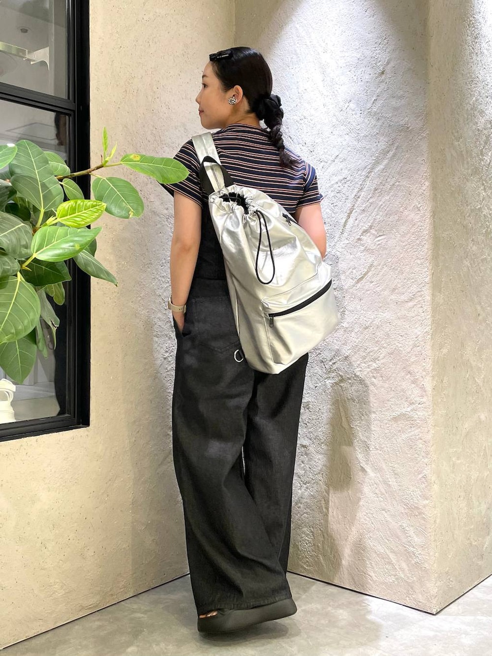 ブラック系のサンダル、ブルー系のTシャツ/カットソー、シルバー系のショルダーバッグを着用したレディースの夏コーディネートの4枚目の写真