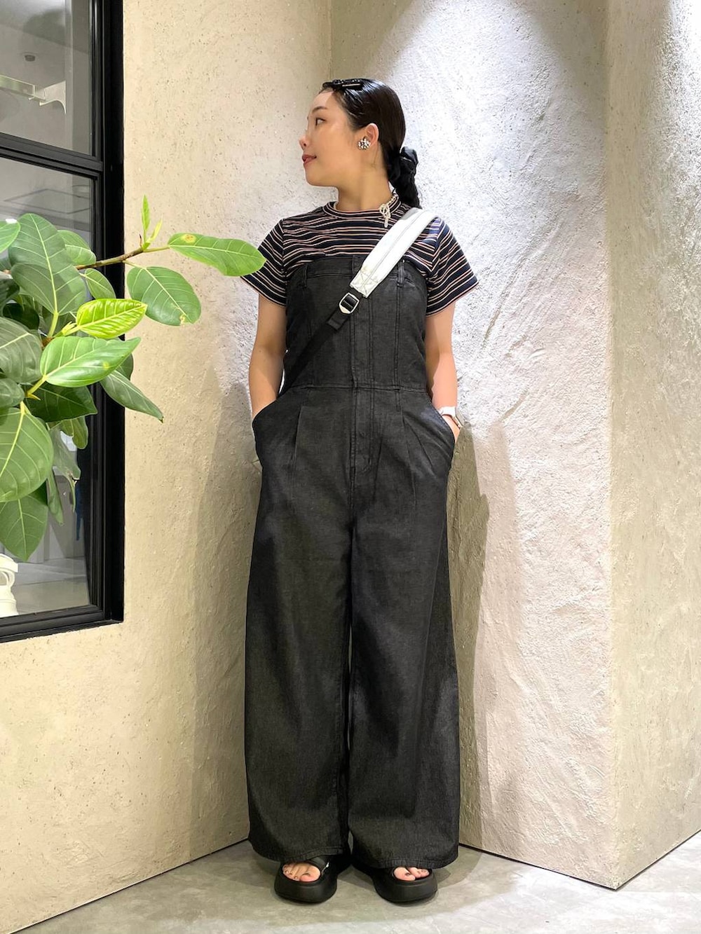 ブラック系のサンダル、ブルー系のTシャツ/カットソー、シルバー系のショルダーバッグを着用したレディースの夏コーディネートの2枚目の写真