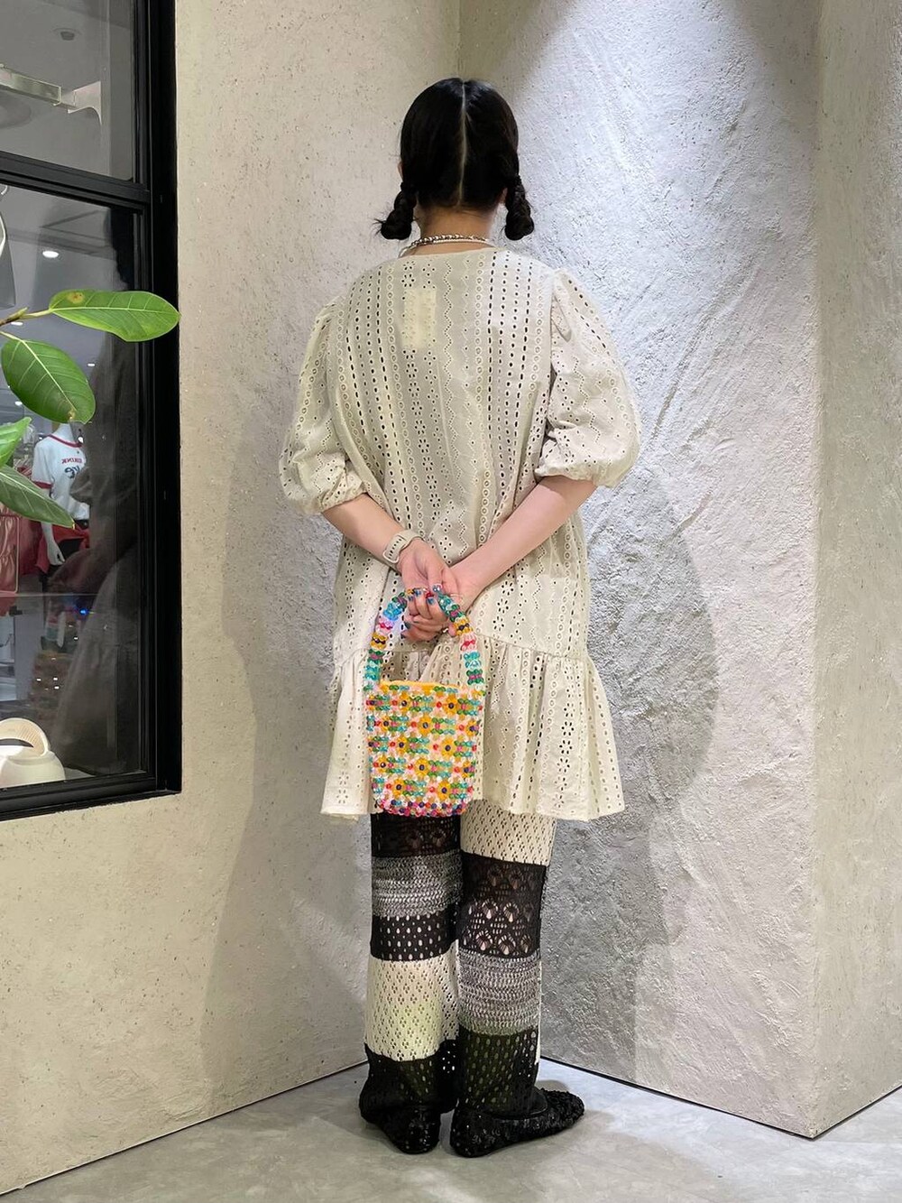 その他のその他パンツ、ブラック系のバレエシューズ、その他のハンドバッグを着用したレディースの夏コーディネートの5枚目の写真