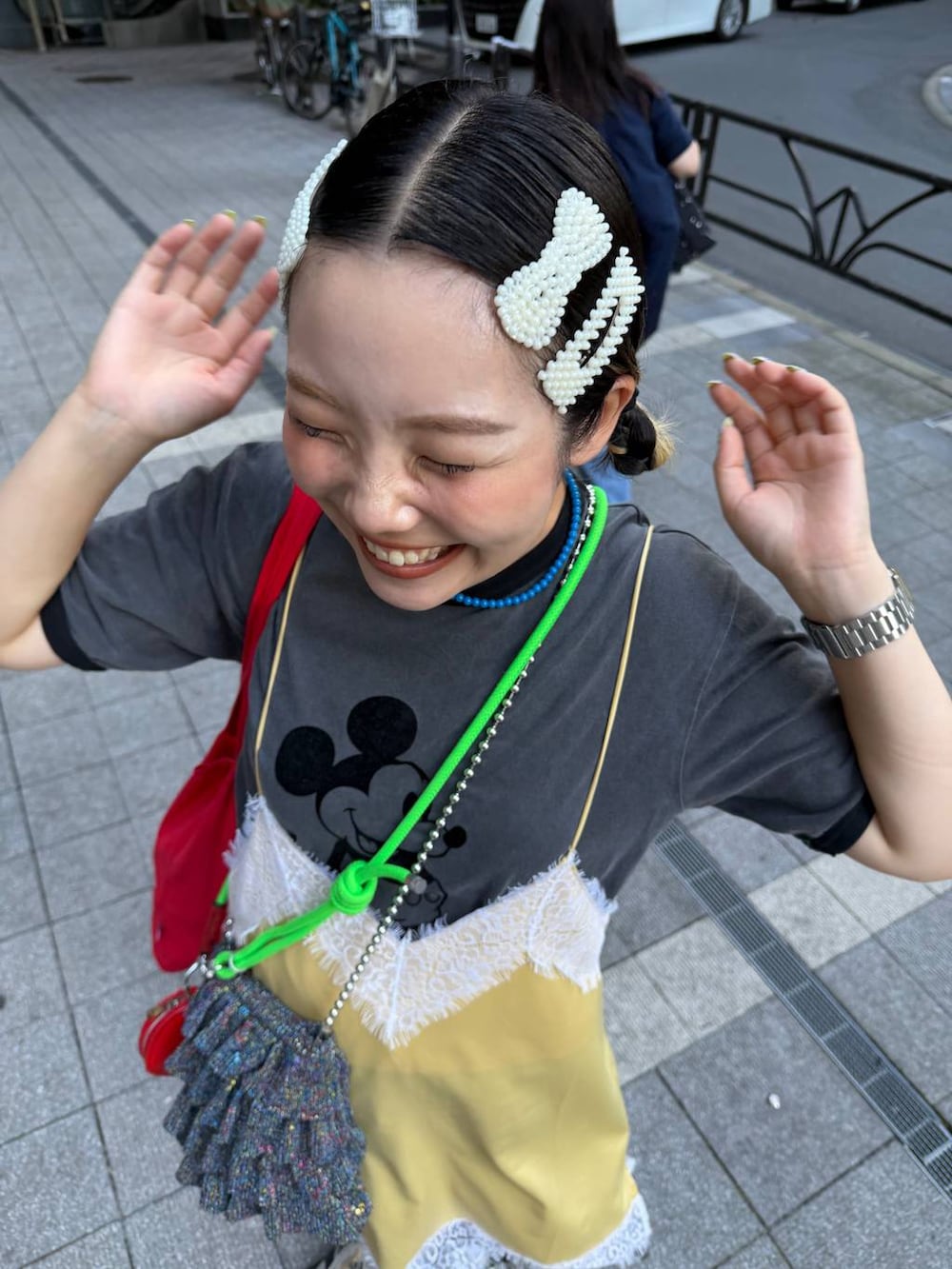 グレー系のTシャツ/カットソーを着用したレディースの夏コーディネートの6枚目の写真