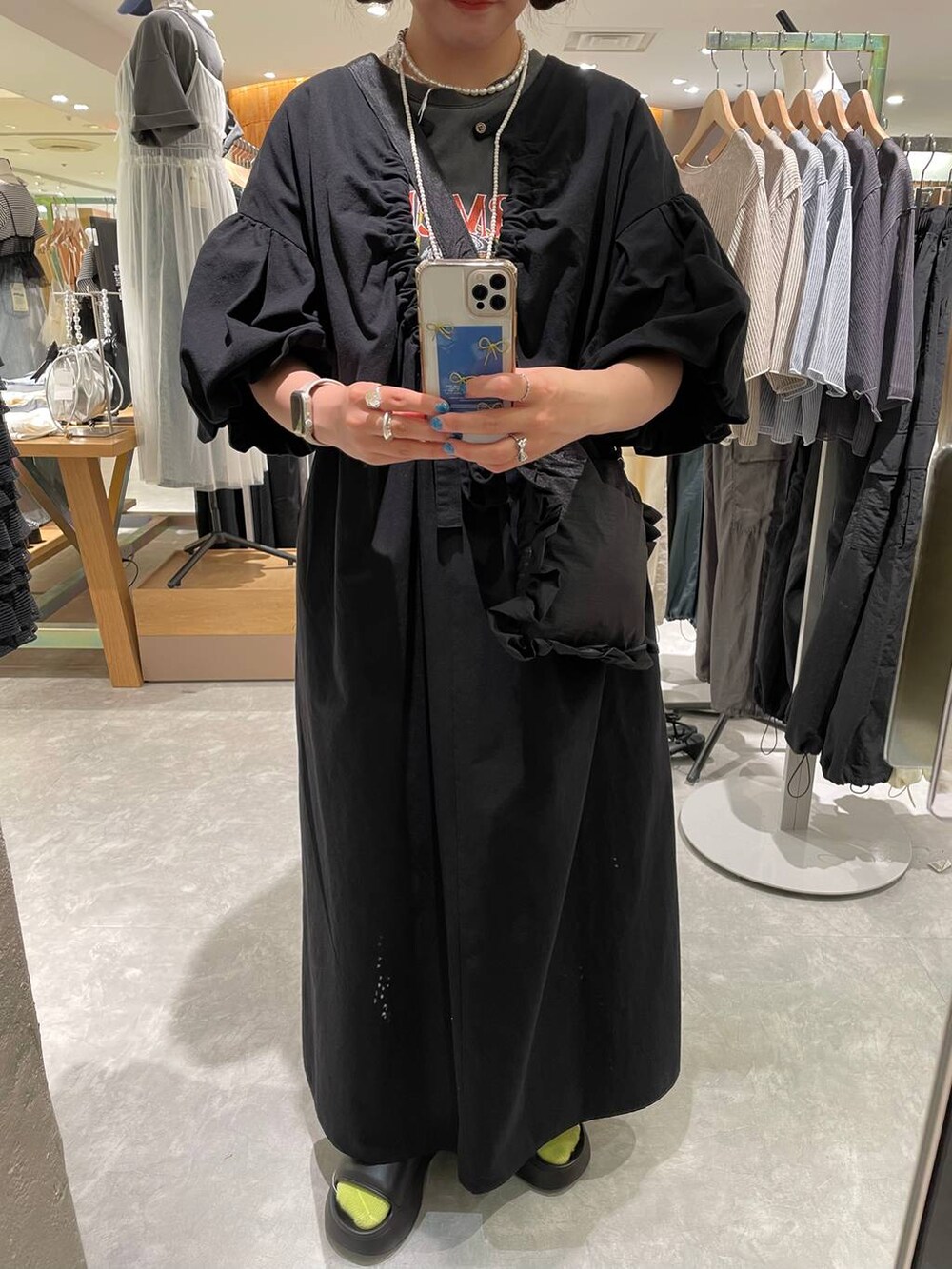 ブラック系のサンダル、ブラック系のワンピース、ブラック系のショルダーバッグを着用したレディースの夏コーディネートの8枚目の写真