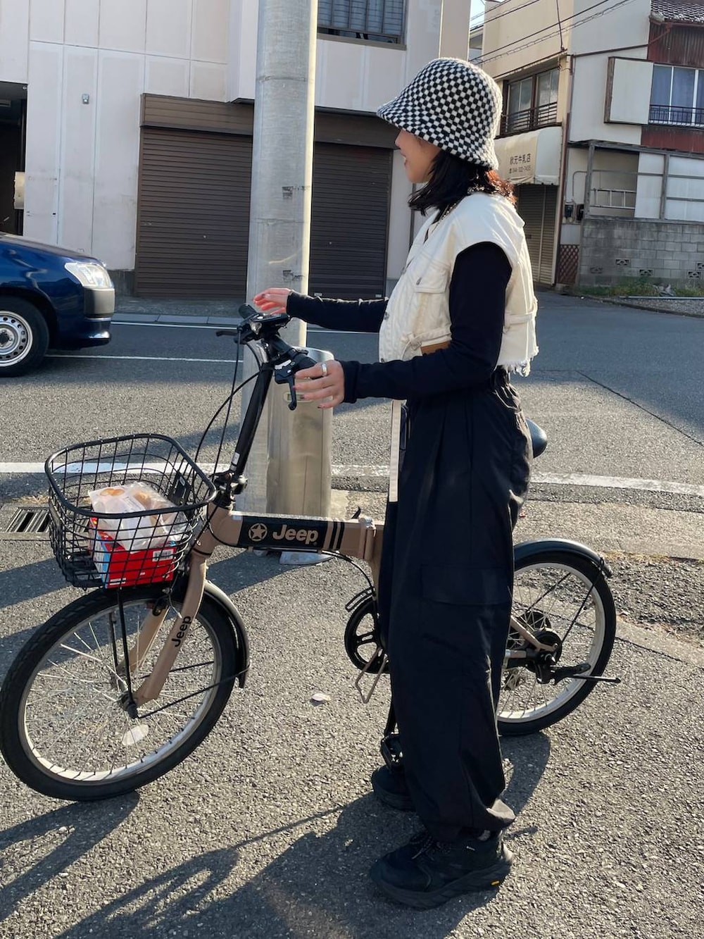 ブラック系のTシャツ/カットソー、ブラック系のその他パンツ、ブラック系のスマホグッズを着用したレディースの秋コーディネートの2枚目の写真