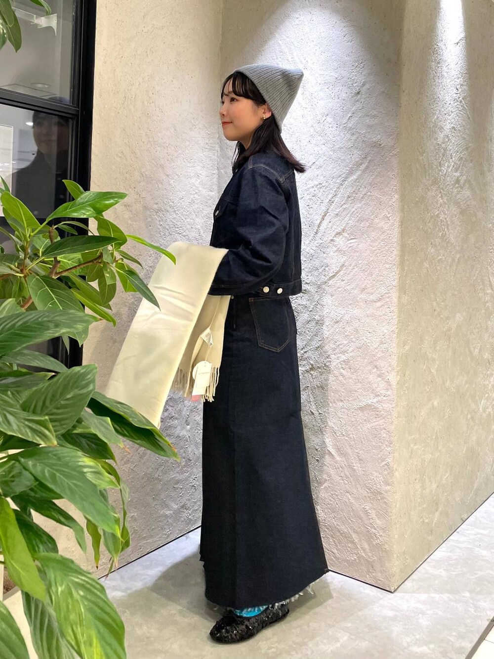 ブルー系のその他アウター、ブルー系のスカート、ブラック系のバレエシューズを着用したレディースの冬コーディネートの3枚目の写真