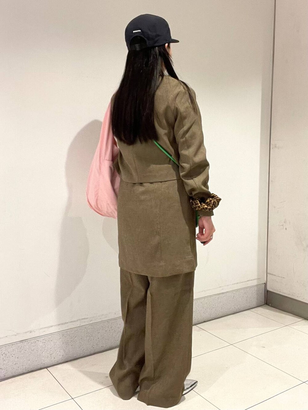 ブラウン系のスラックス、ブラウン系のテーラードジャケット、ブラウン系のキャミソールを着用したレディースの春コーディネートの4枚目の写真