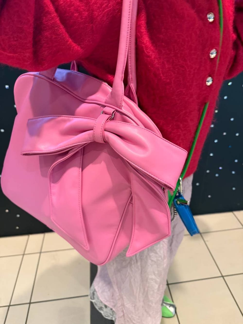 ピンク系のボストンバッグを着用したレディースの冬コーディネートの6枚目の写真