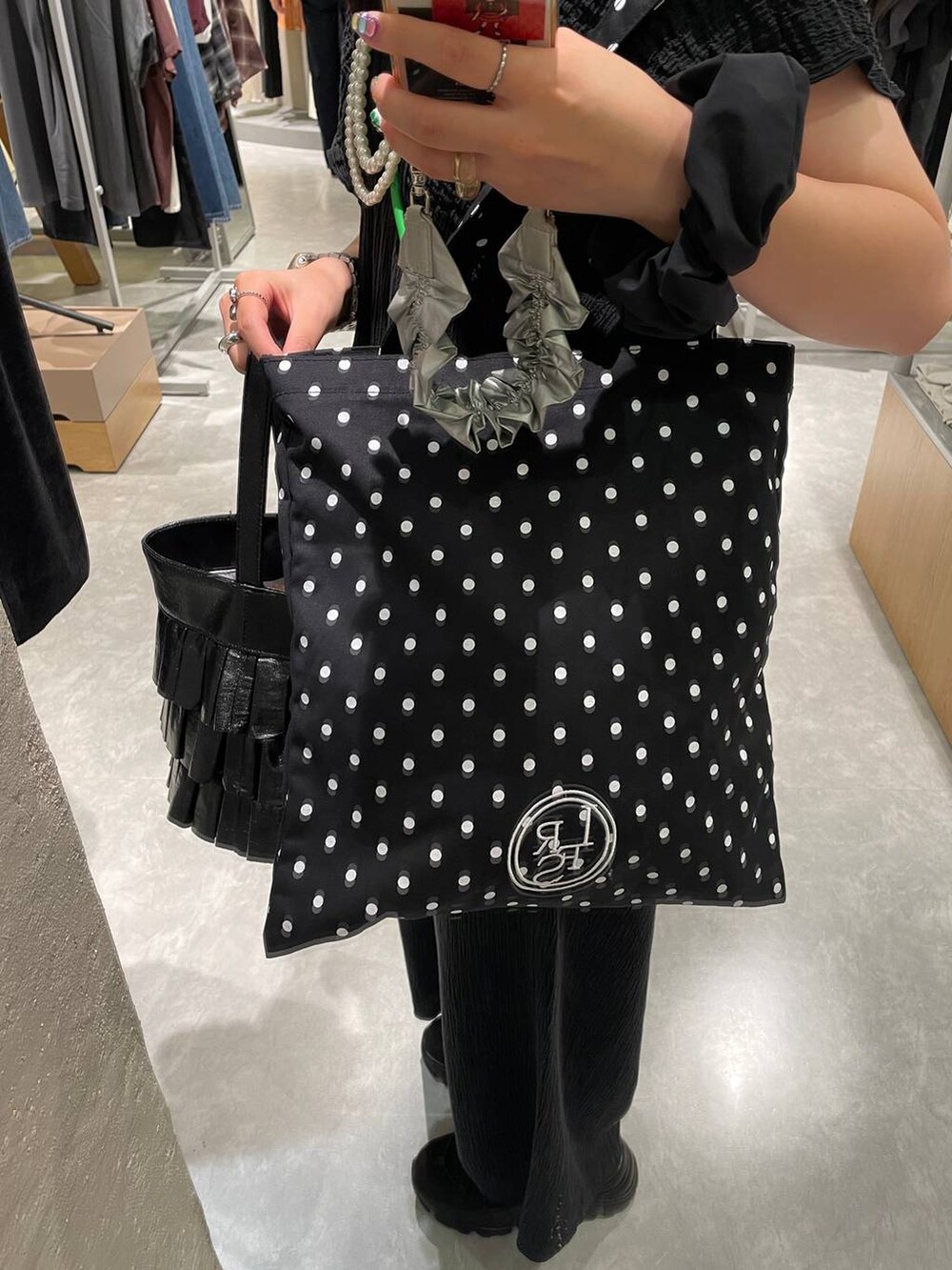 その他のトートバッグ、ブラック系のキャミソール、ブラック系のサロペット/オーバーオールを着用したレディースの夏コーディネートの8枚目の写真