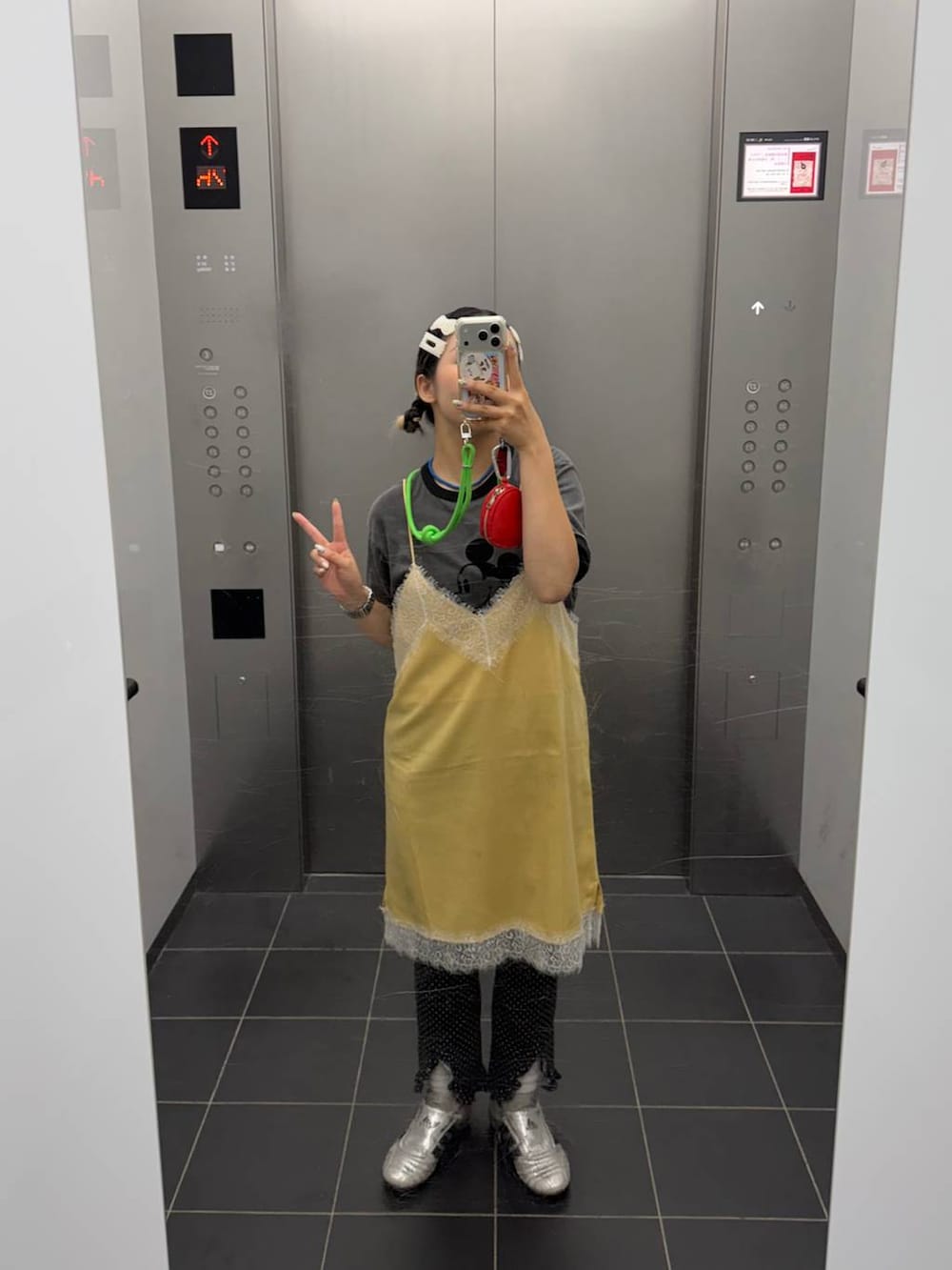 グレー系のTシャツ/カットソーを着用したレディースの夏コーディネートの4枚目の写真