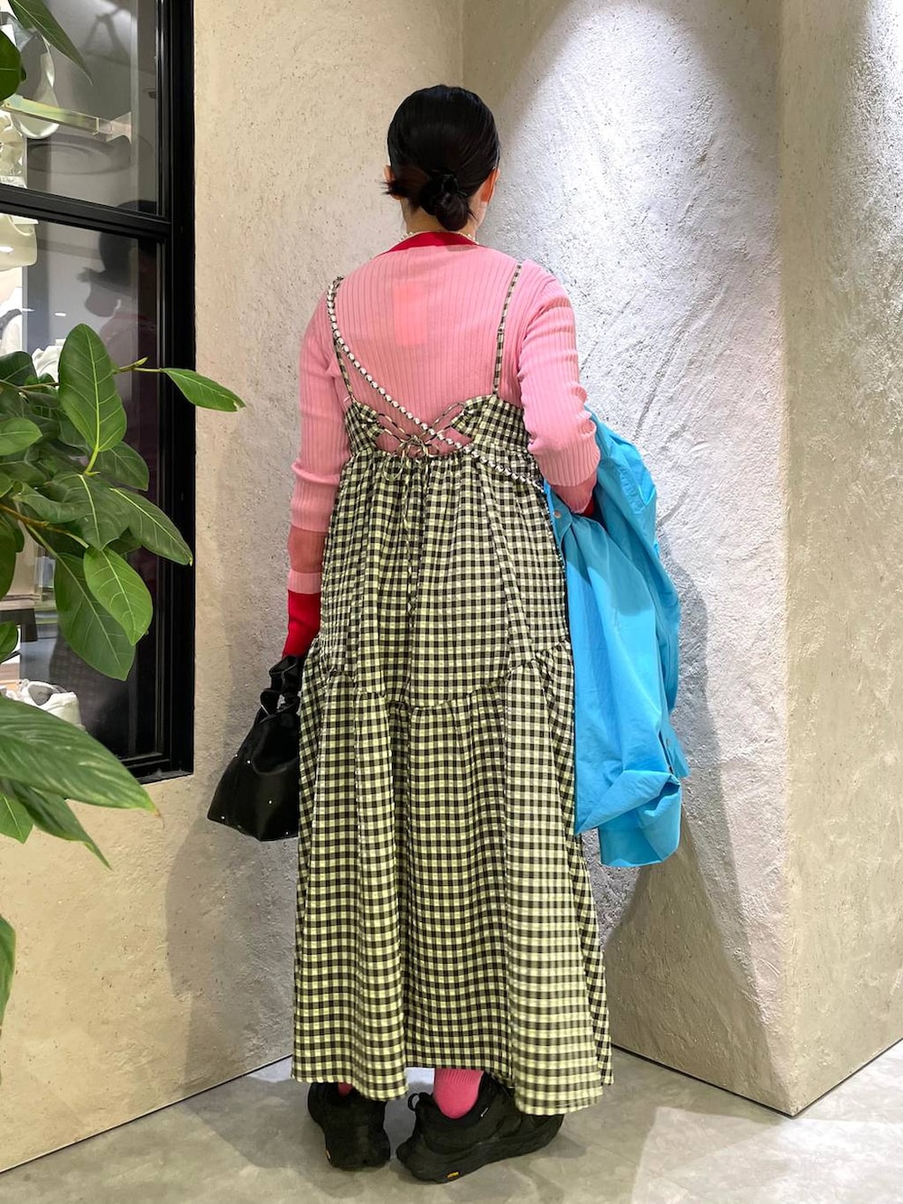 ブラック系のハンドバッグ、グリーン系のワンピース、ブルー系のブルゾンを着用したレディースの春コーディネートの8枚目の写真