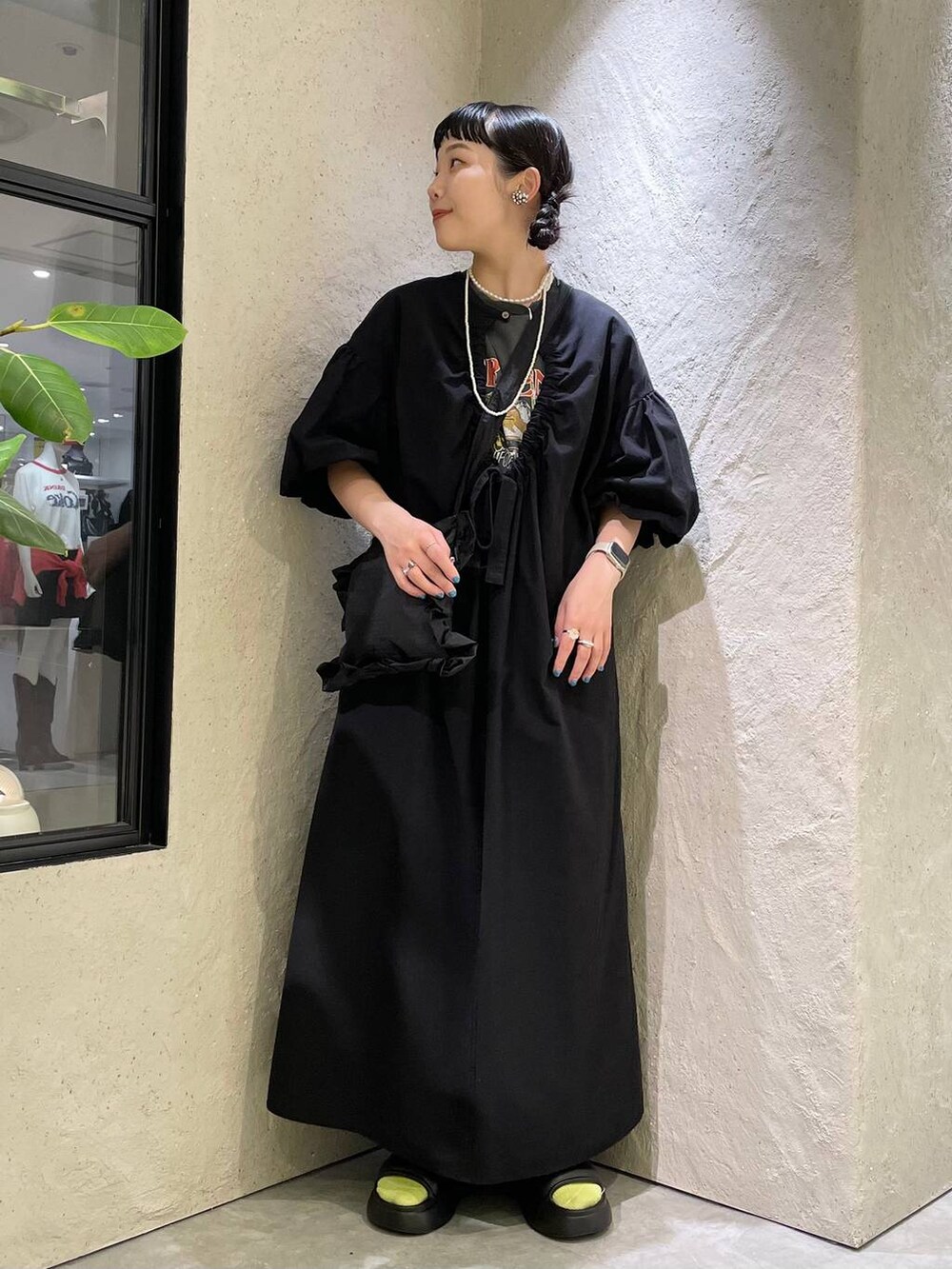 ブラック系のサンダル、ブラック系のワンピース、ブラック系のショルダーバッグを着用したレディースの夏コーディネートの3枚目の写真