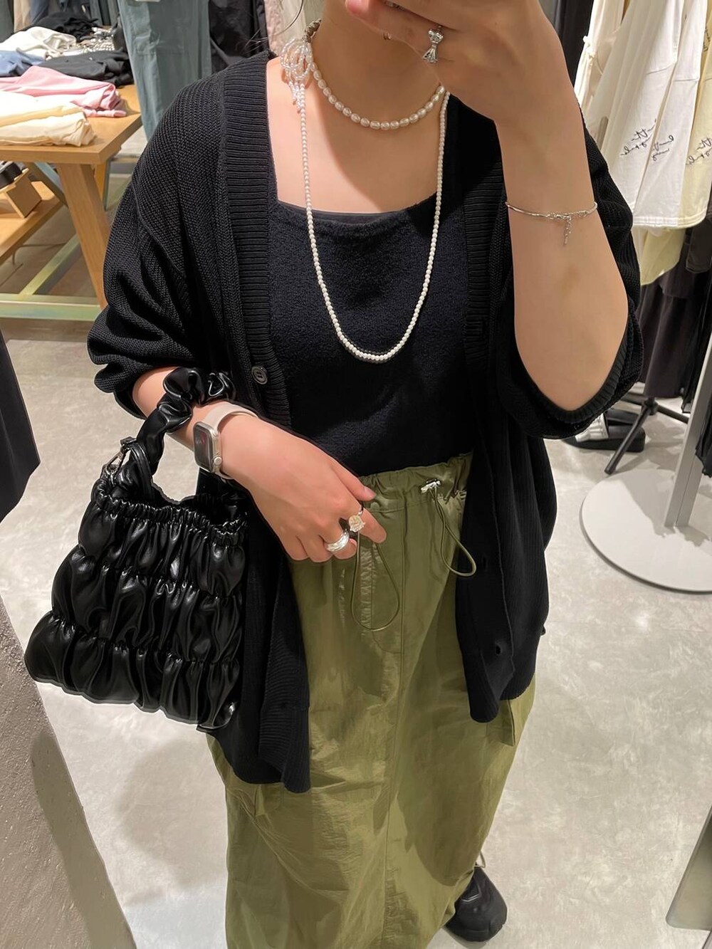 ブラック系のタンクトップ、ブラック系のカーディガン/ボレロ、ブラック系のショルダーバッグを着用したレディースの夏コーディネートの5枚目の写真