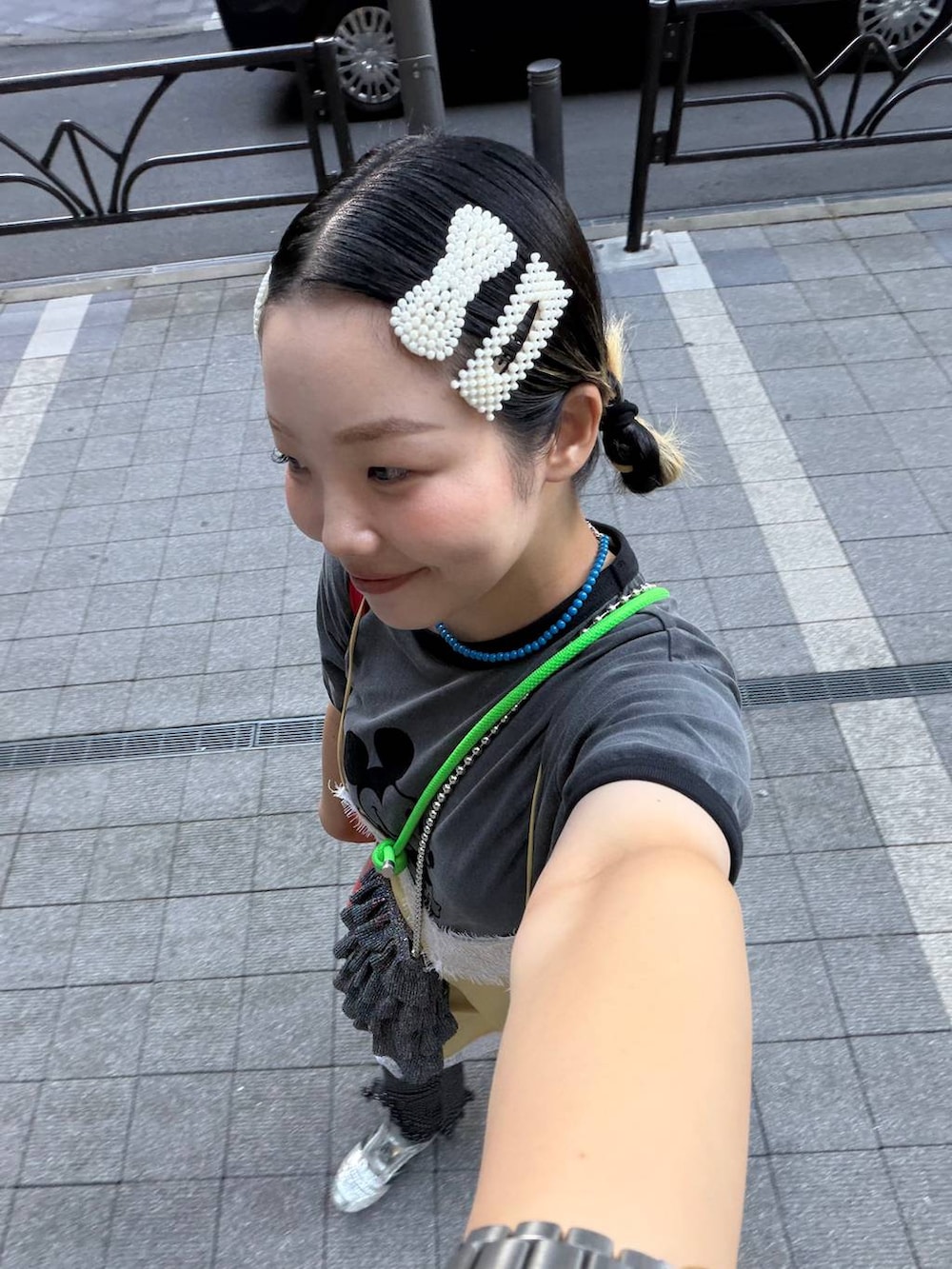 グレー系のTシャツ/カットソーを着用したレディースの夏コーディネートの7枚目の写真