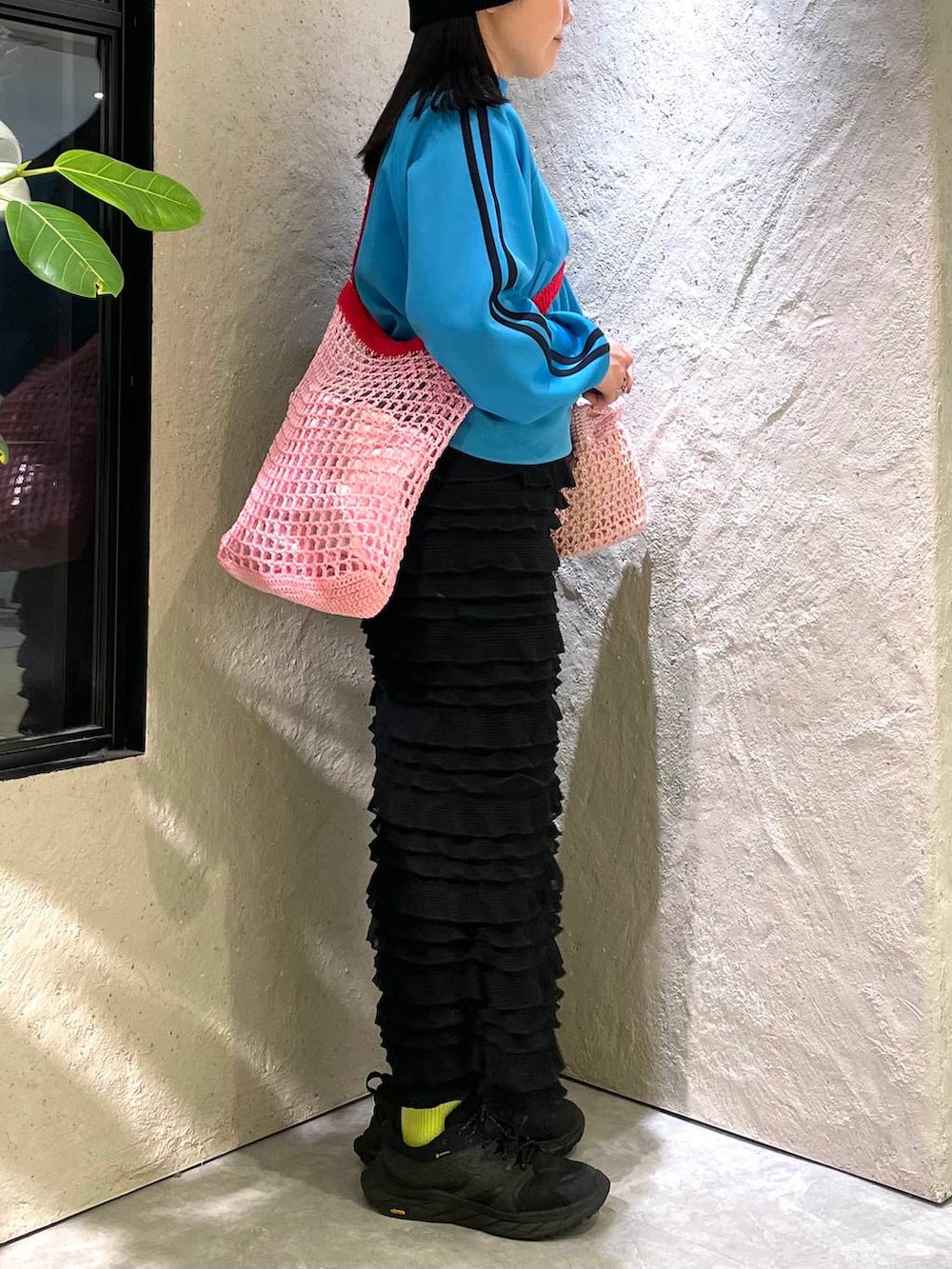 ピンク系のショルダーバッグ、ブルー系のTシャツ/カットソー、ブラック系のスカートを着用したレディースの春コーディネートの6枚目の写真