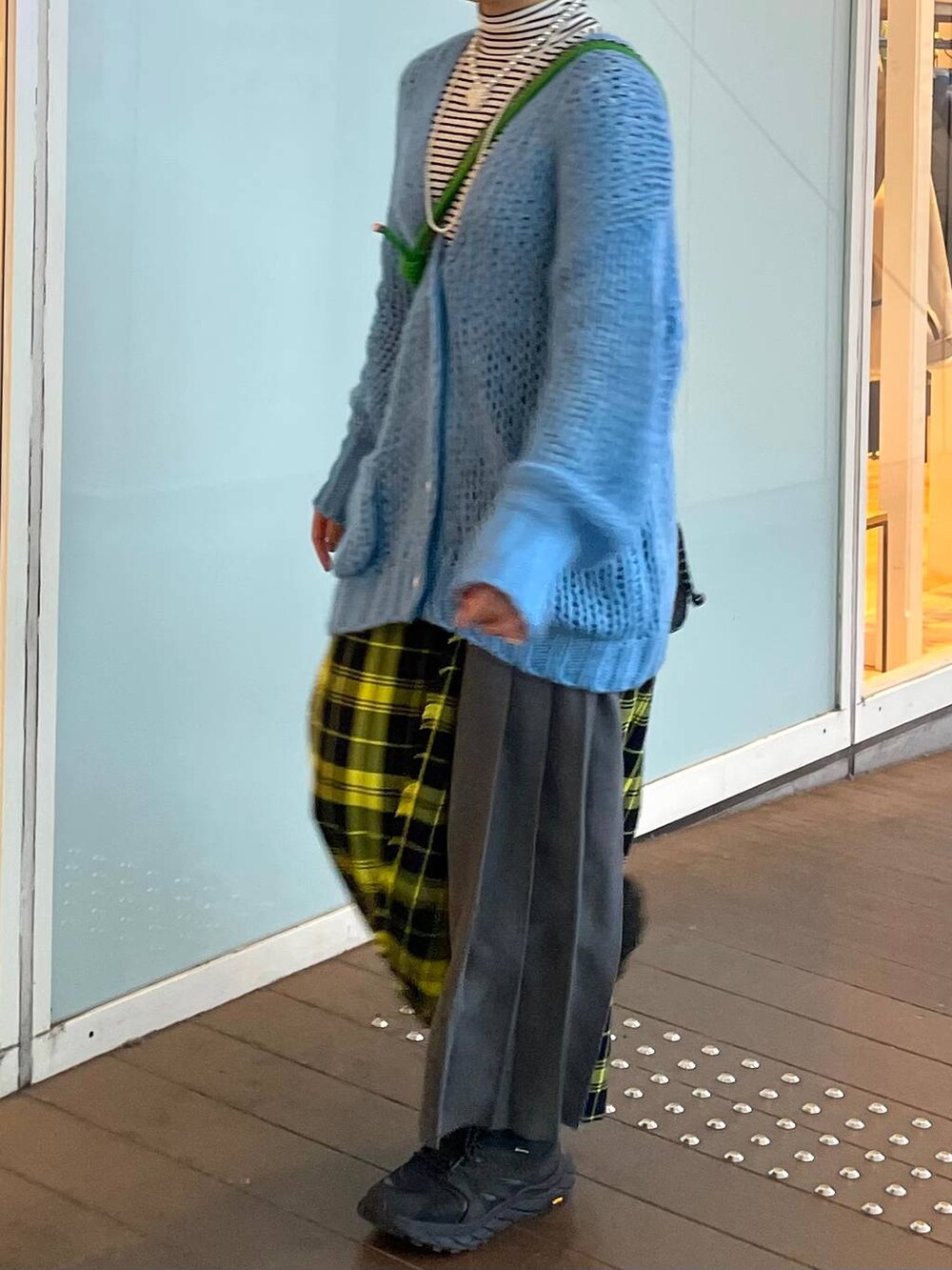 ホワイト系のTシャツ/カットソー、イエロー系のスカート、ブルー系のカーディガン/ボレロを着用したレディースの春コーディネートの5枚目の写真