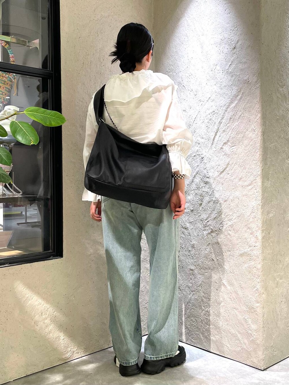 「個性派、ヴィンテージ、カジュアル、春コーデ、高見え、ラフ、ミリタリー、LOWRYS FARM、着痩せ・細見え、ブラウス、デニムパンツ、サンダル、ローリーズスタイル_LOWRYS FARM、大人女子カジュアル_LOWRYS FARM、春服みてみて」|「LOWRYS FARMのレースアップスポサン 104934(サンダル、ブラック系)」を使った、kureha さん(レディース・158cm)の春コーディネートの4枚目の写真