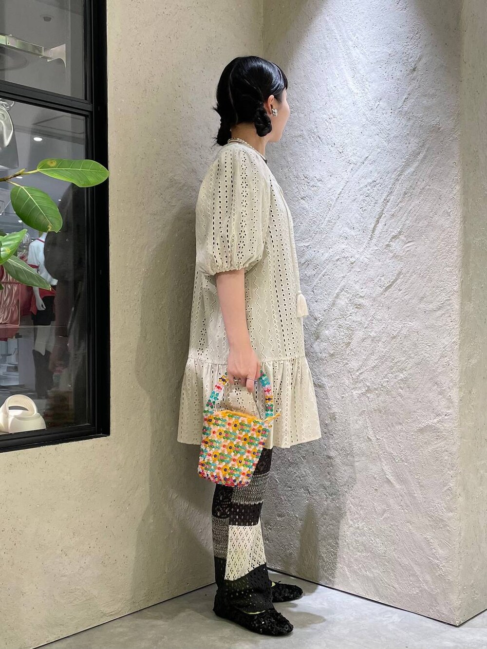 その他のその他パンツ、ブラック系のバレエシューズ、その他のハンドバッグを着用したレディースの夏コーディネートの6枚目の写真