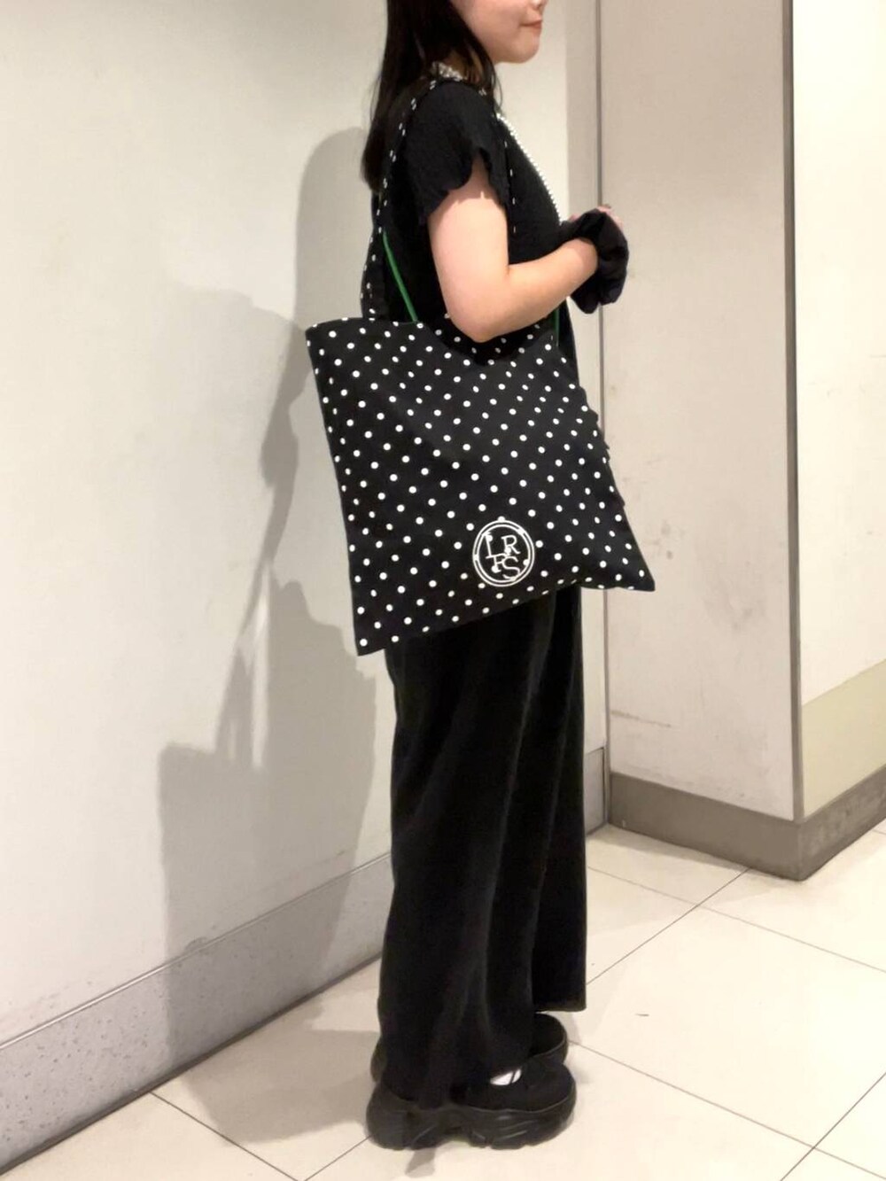 その他のトートバッグ、ブラック系のキャミソール、ブラック系のサロペット/オーバーオールを着用したレディースの夏コーディネートの4枚目の写真