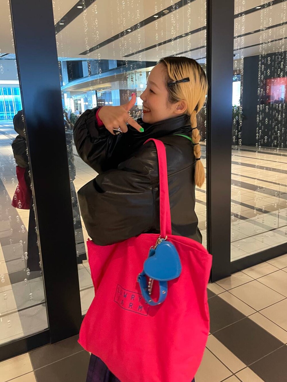 パープル系のスカート、ブラック系のブルゾン、シルバー系のリングを着用したレディースの秋コーディネートの4枚目の写真