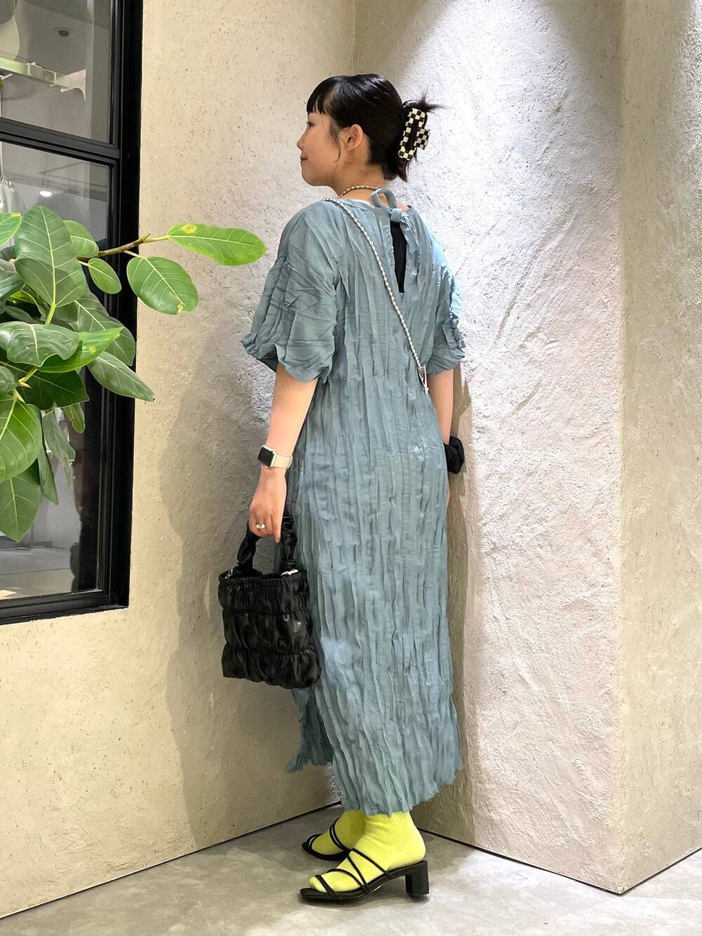 ブラック系のサンダル、ブラック系のショルダーバッグ、ブルー系のワンピースを着用したレディースの夏コーディネートの4枚目の写真