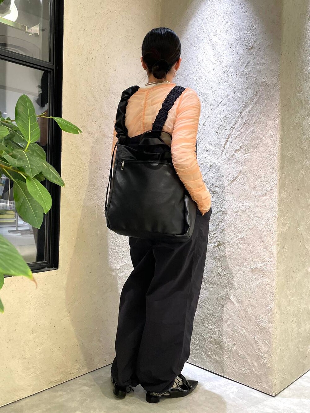 ブラック系のトートバッグ、ブラック系のパンプス、ピンク系のシャツ/ブラウスを着用したレディースの春コーディネートの6枚目の写真