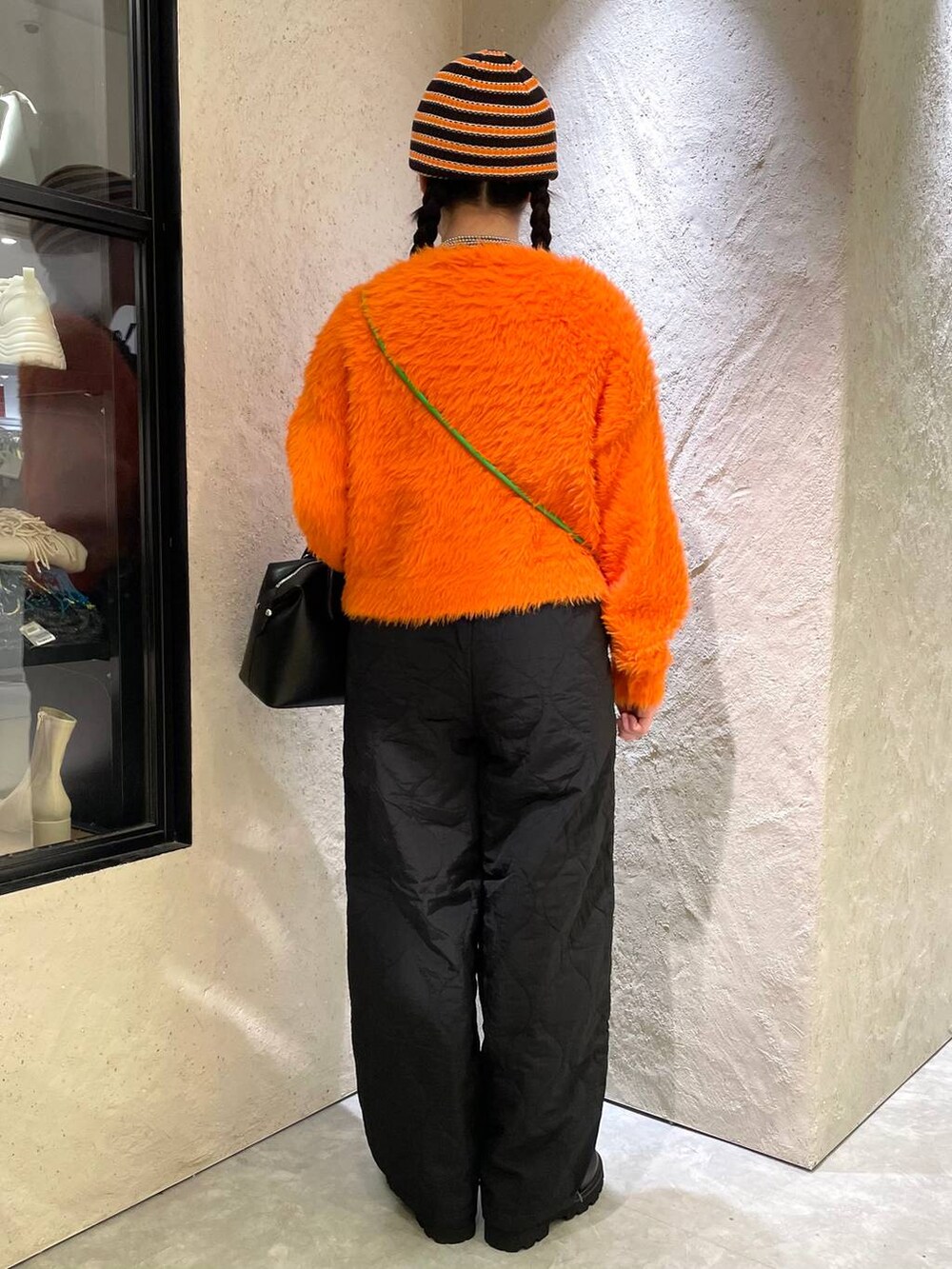 ブラック系のその他パンツ、ブラック系のその他アウター、ブラック系のブーツを着用したレディースの冬コーディネートの3枚目の写真