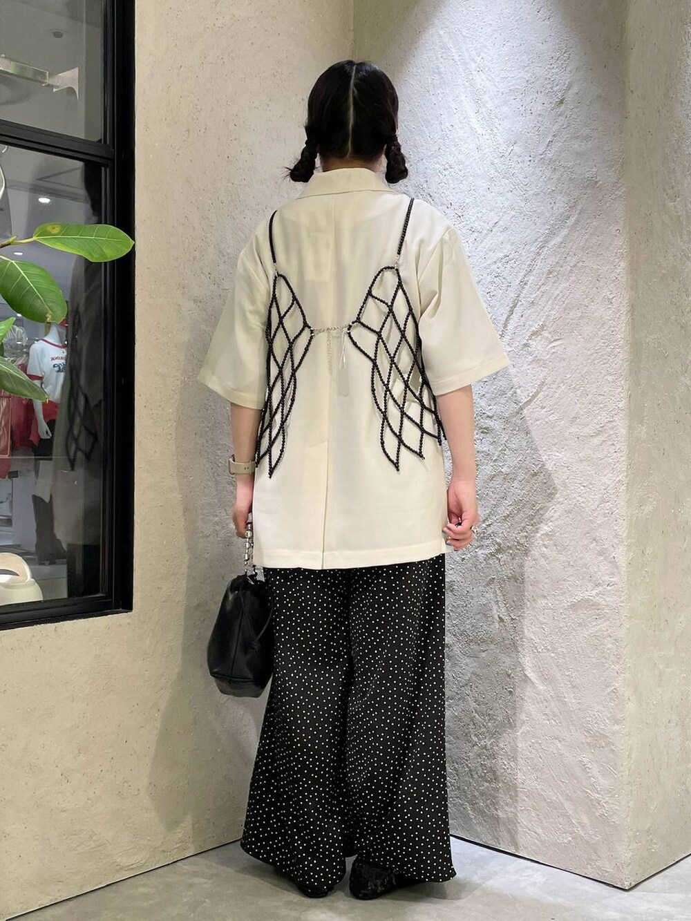 「個性派、ヴィンテージ、カジュアル、春コーデ、着痩せ、差し色コーデ、高見え、ラフ、ミリタリー、LOWRYS FARM、着痩せ・細見え、ジャケット、Tシャツ、ワイドパンツ、パンツ」|「LOWRYS FARMのLFロゴシシュウソックス 103897(ソックス/靴下、グリーン系)」を使った、kureha さん(レディース・158cm)の夏コーディネートの5枚目の写真
