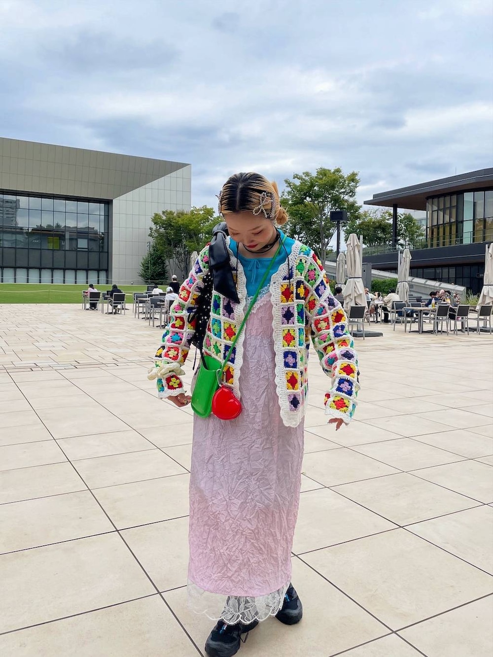 ブラック系のショルダーバッグ、グレー系のヘアピン、ブラック系のネックレスを着用したレディースの秋コーディネートの5枚目の写真