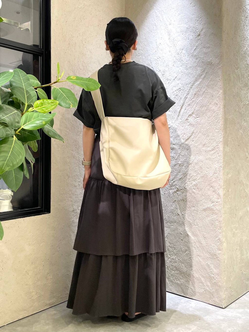 グレー系のTシャツ/カットソー、ホワイト系のボディバッグ/ウエストポーチ、シルバー系のサンダルを着用したレディースの夏コーディネートの3枚目の写真