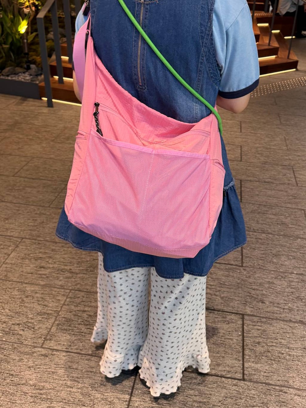 ピンク系のショルダーバッグ、グレー系のその他パンツ、ブルー系のTシャツ/カットソーを着用したレディースの夏コーディネートの6枚目の写真
