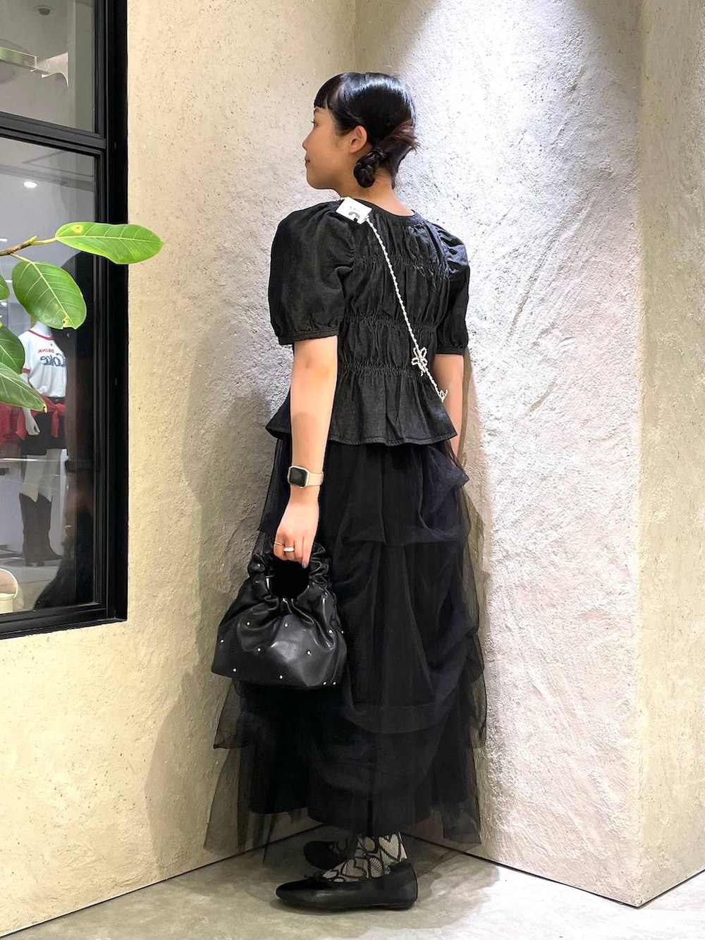 ブラック系のハンドバッグ、ブルー系のタンクトップ、ブラック系のバレエシューズを着用したレディースの春コーディネートの3枚目の写真