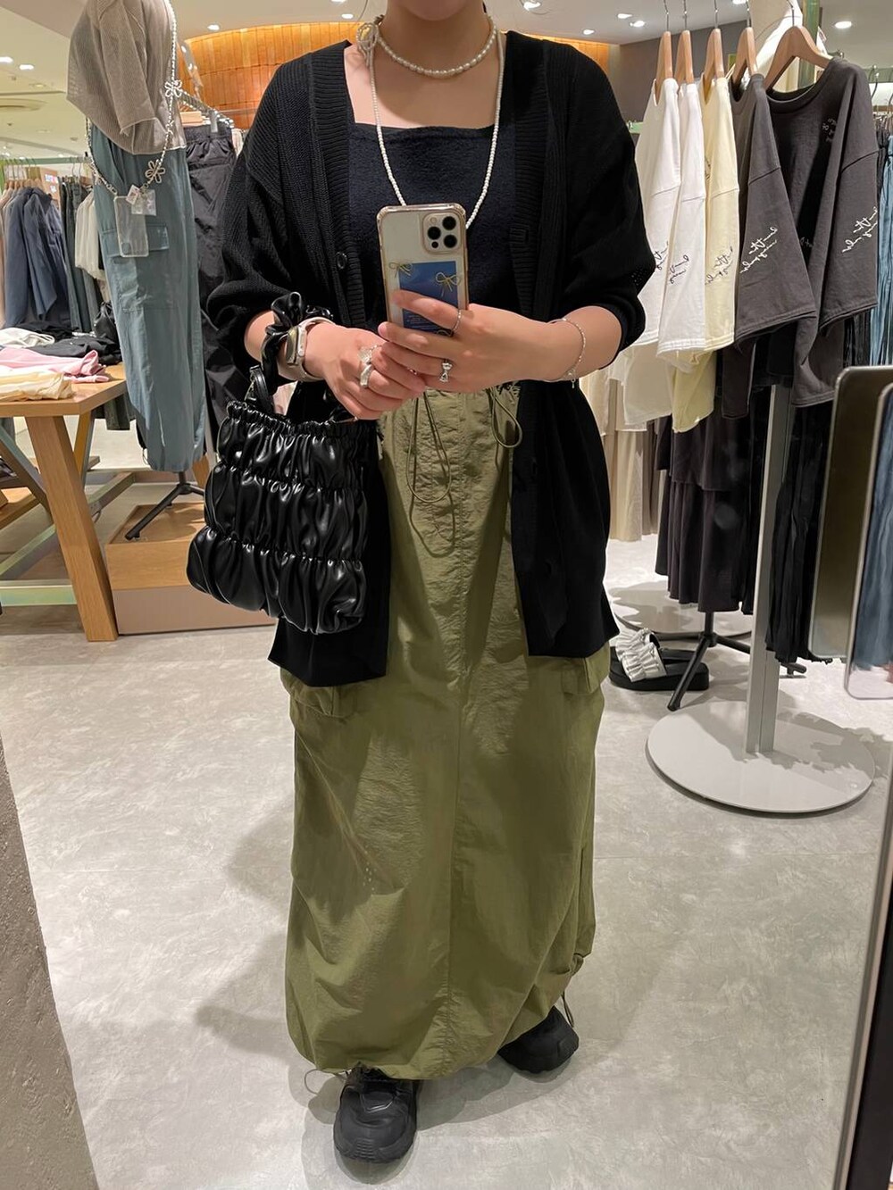 ブラック系のタンクトップ、ブラック系のカーディガン/ボレロ、ブラック系のショルダーバッグを着用したレディースの夏コーディネートの6枚目の写真