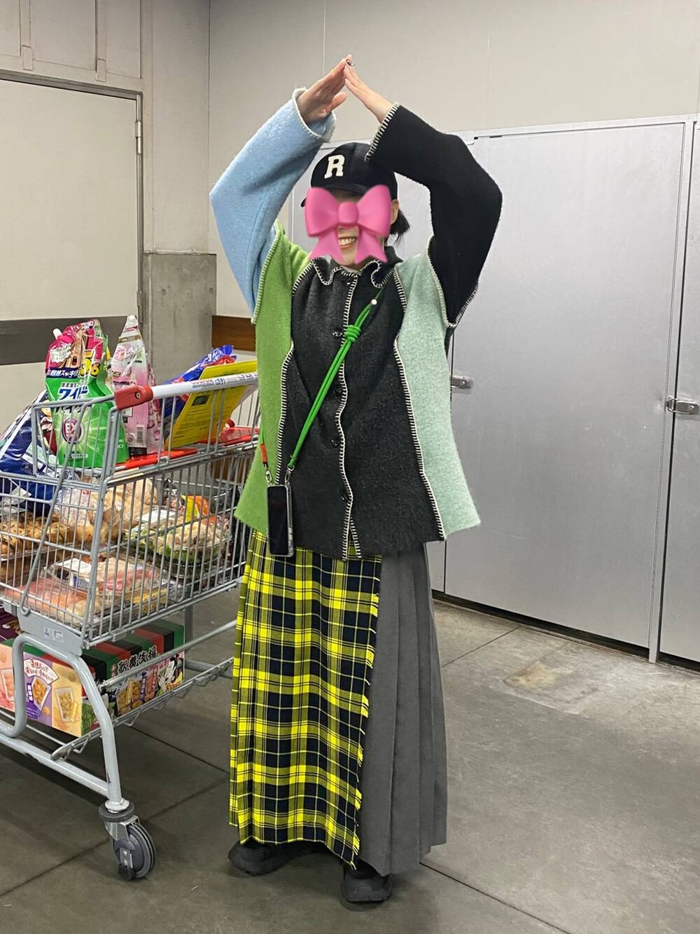 イエロー系のスカート、その他のカーディガン/ボレロ、グレー系のヘアゴムを着用したレディースの冬コーディネートの2枚目の写真