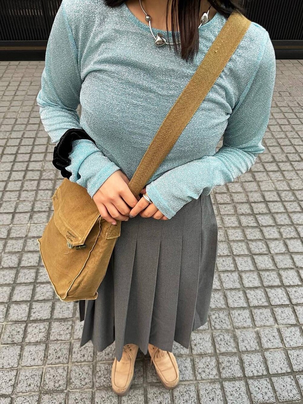 「スカート、個性派、ヴィンテージ、カジュアル、秋コーデ、着痩せ、差し色コーデ、高見え、ラフ、ミリタリー、LOWRYS FARM、着痩せ・細見え、韓国系、ALAND、モバイルグッズ_Me%」｜「LOWRYS FARMのｇｏｏｄ－ｆｉｔイヤリング　165496（イヤリング、その他）」を使った、kureha さん（レディース・158cm）の秋コーディネートの2枚目の写真