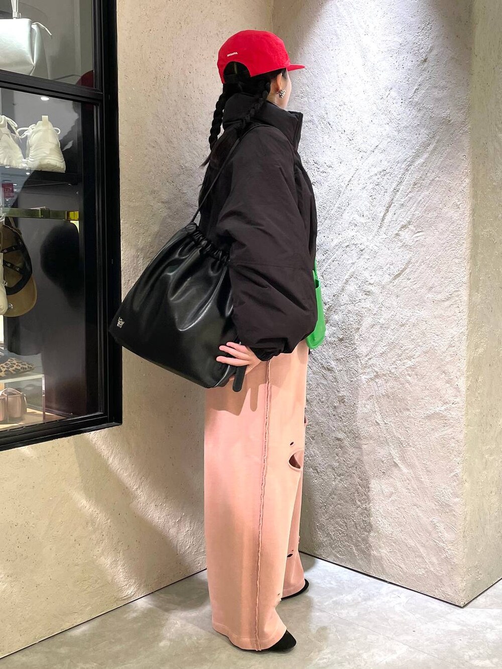 「ミリタリー、LOWRYS FARM、着痩せ・細見え、個性派、ヴィンテージ、カジュアル、春コーデ、着痩せ、差し色コーデ、高見え、ラフ」|「LOWRYS FARMのモンスターショートコート 128076(その他アウター、ブラック系)」を使った、kureha さん(レディース・158cm)の冬コーディネートの8枚目の写真