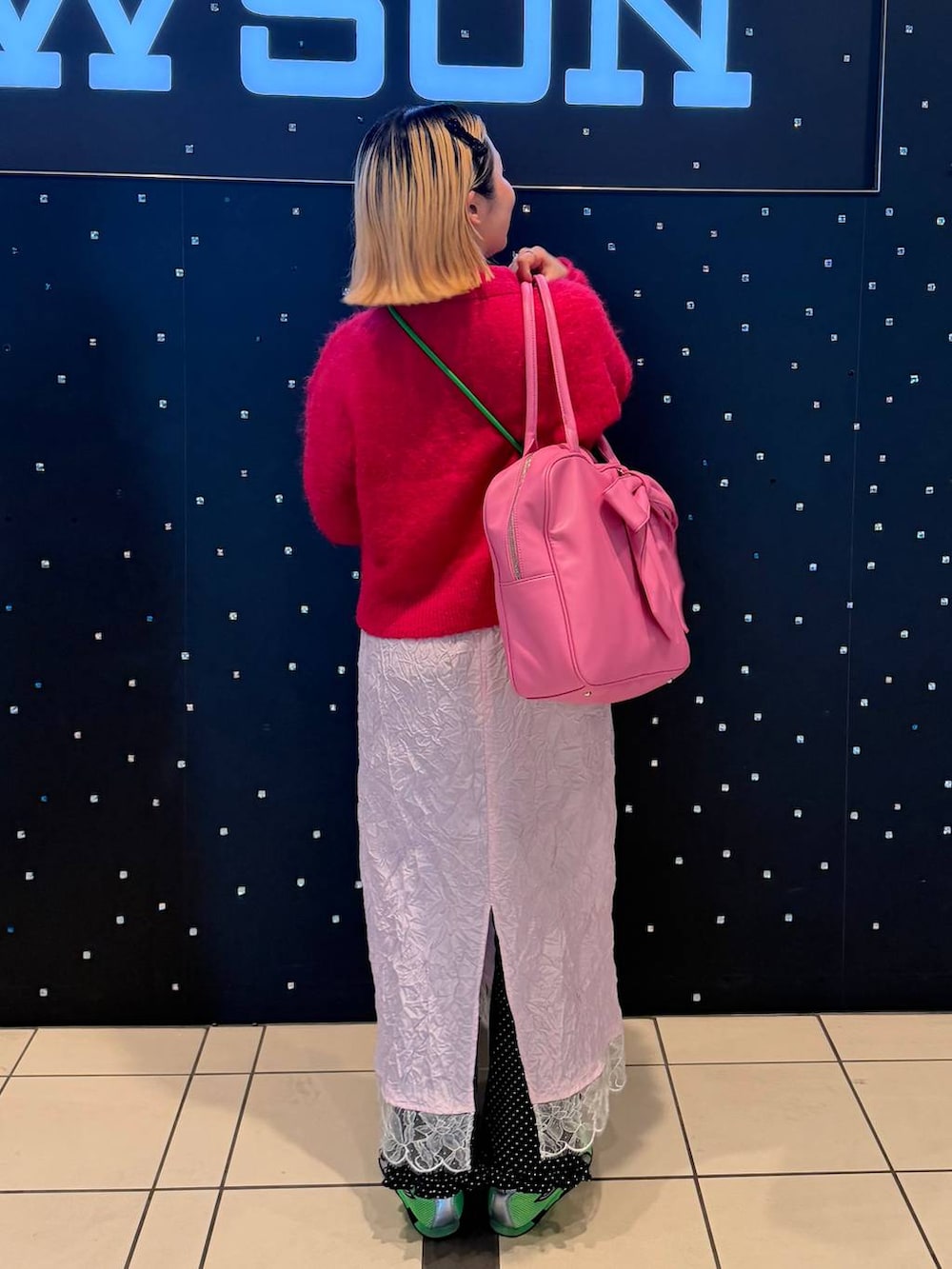 ピンク系のボストンバッグを着用したレディースの冬コーディネートの3枚目の写真