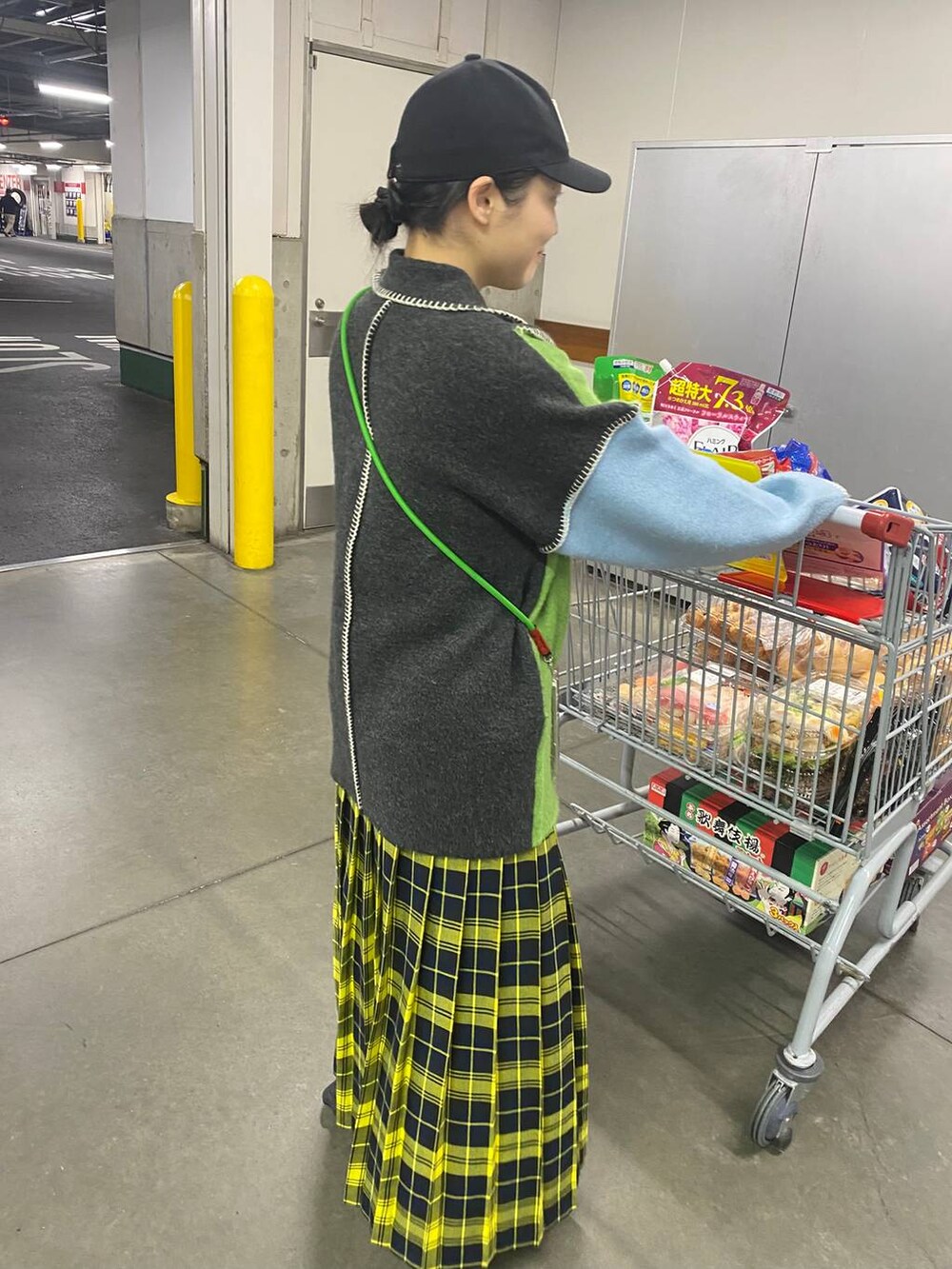 イエロー系のスカート、その他のカーディガン/ボレロ、グレー系のヘアゴムを着用したレディースの冬コーディネートの4枚目の写真