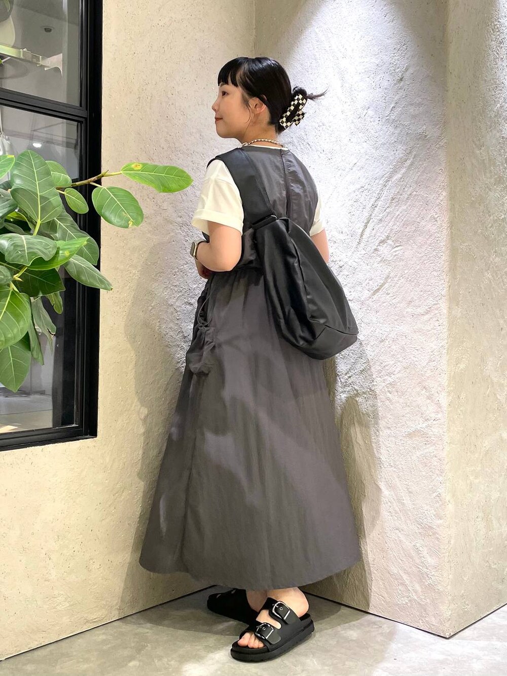 「LOWRYS FARM、着痩せ・細見え、Tシャツ、ワンピース、楽ちんコーデ、ローリーズスタイル_LOWRYS FARM、大人女子カジュアル_LOWRYS FARM、大人カジュアル、夏コーデ、スタッフヘア、サンダル、個性派、ヴィンテージ、カジュアル、春コーデ」|「LOWRYS FARMのポケツキドロストワンピースノースリーブ 113601(ワンピース、グレー系)」を使った、kureha さん(レディース・158cm)の夏コーディネートの3枚目の写真