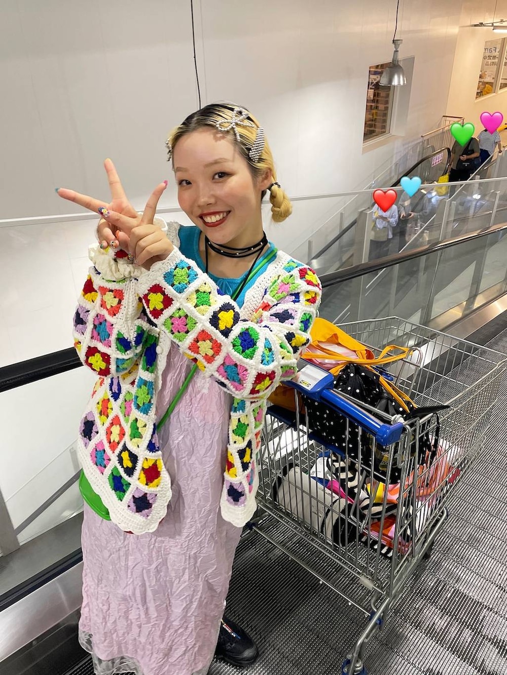 ブラック系のショルダーバッグ、グレー系のヘアピン、ブラック系のネックレスを着用したレディースの秋コーディネートの8枚目の写真