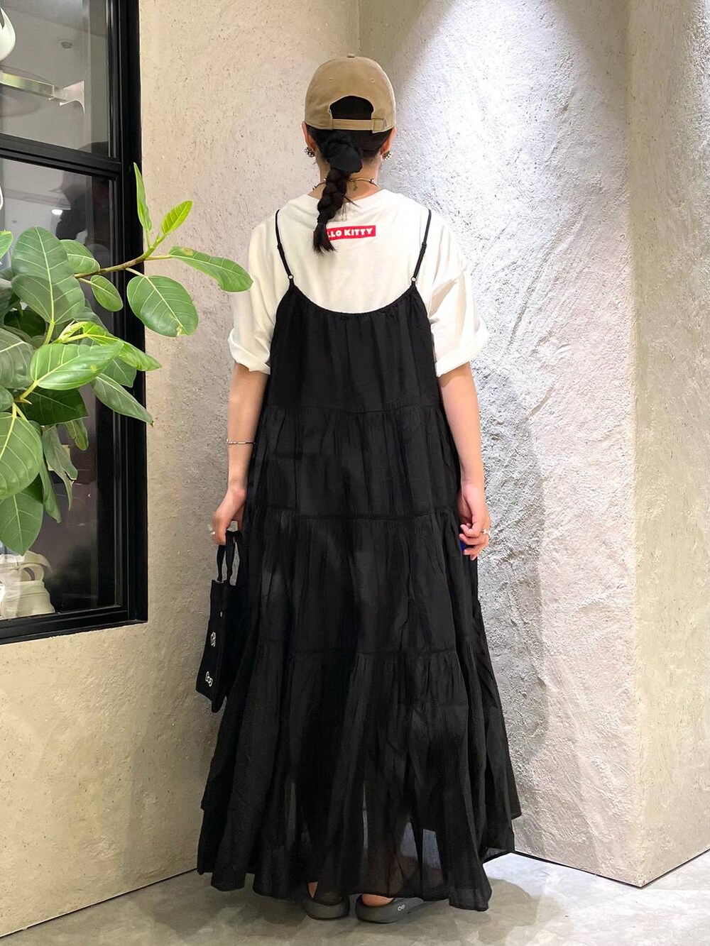 「個性派、ヴィンテージ、カジュアル、春コーデ、着痩せ、差し色コーデ、高見え、ラフ、ミリタリー、LOWRYS FARM、着痩せ・細見え、Tシャツ、ワンピース、キャミワンピース、夏コーデ」｜「LOWRYS FARMのコットンボイルサマードレス　126520（ワンピース、ブラック系）」を使った、kureha さん（レディース・158cm）の夏コーディネートの4枚目の写真