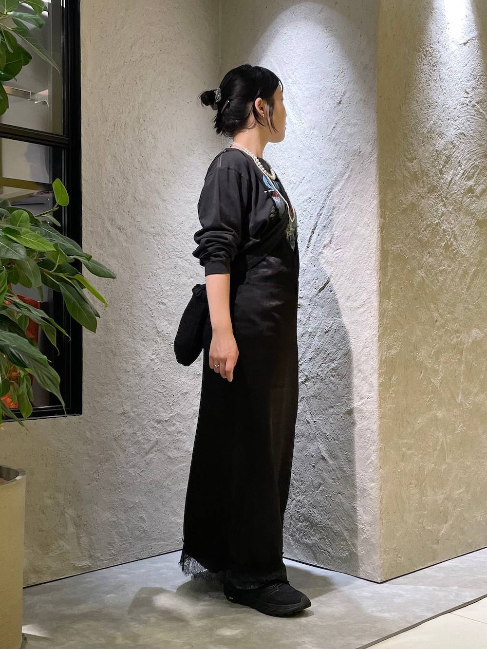 ブルー系のデニムパンツ、グレー系のTシャツ/カットソー、ブラック系のワンピースを着用したレディースの秋コーディネートの5枚目の写真