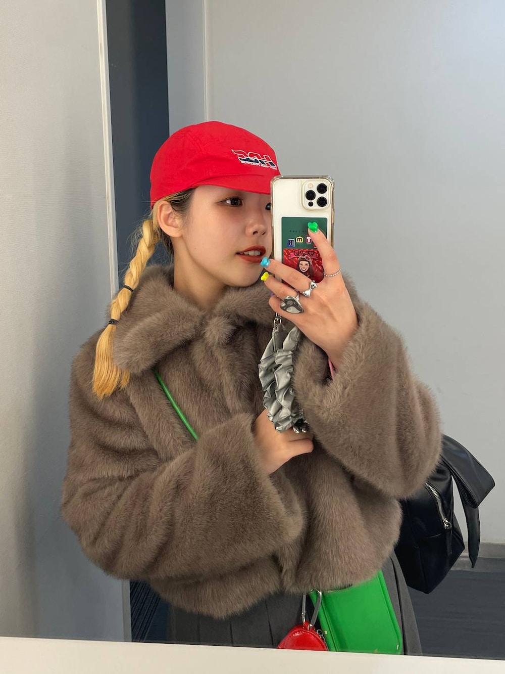 グレー系のスカート、ホワイト系のTシャツ/カットソー、ベージュ系のその他アウターを着用したレディースの秋コーディネートの4枚目の写真