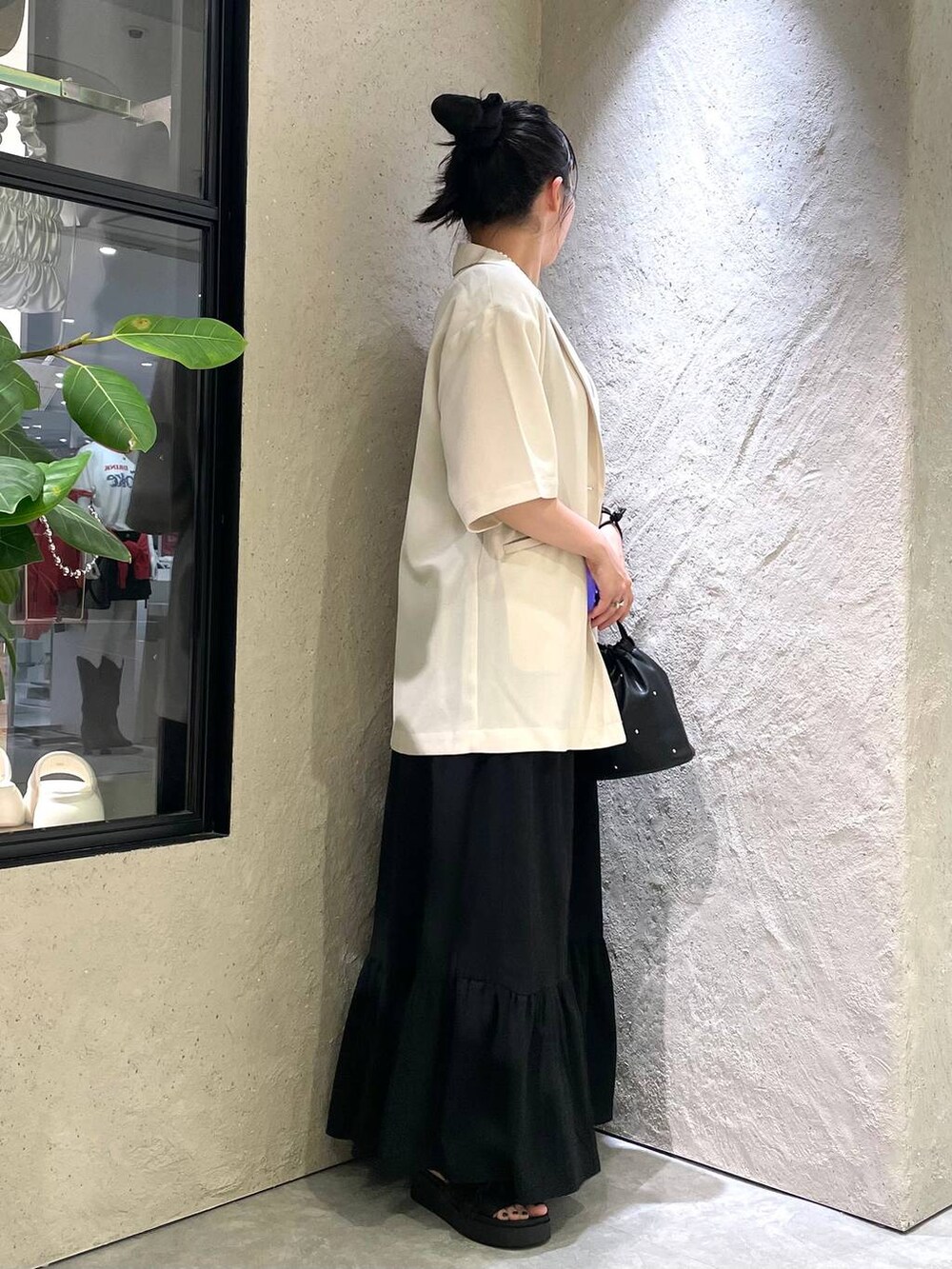 「個性派、ヴィンテージ、カジュアル、春コーデ、着痩せ、差し色コーデ、高見え、ラフ、ミリタリー、LOWRYS FARM、着痩せ・細見え、ジャケット、スカート、ワンピース、ローリーズスタイル_LOWRYS FARM」|「LOWRYS FARMのカンドウフィットフリル 105198(サンダル、ブラック系)」を使った、kureha さん(レディース・158cm)の夏コーディネートの5枚目の写真
