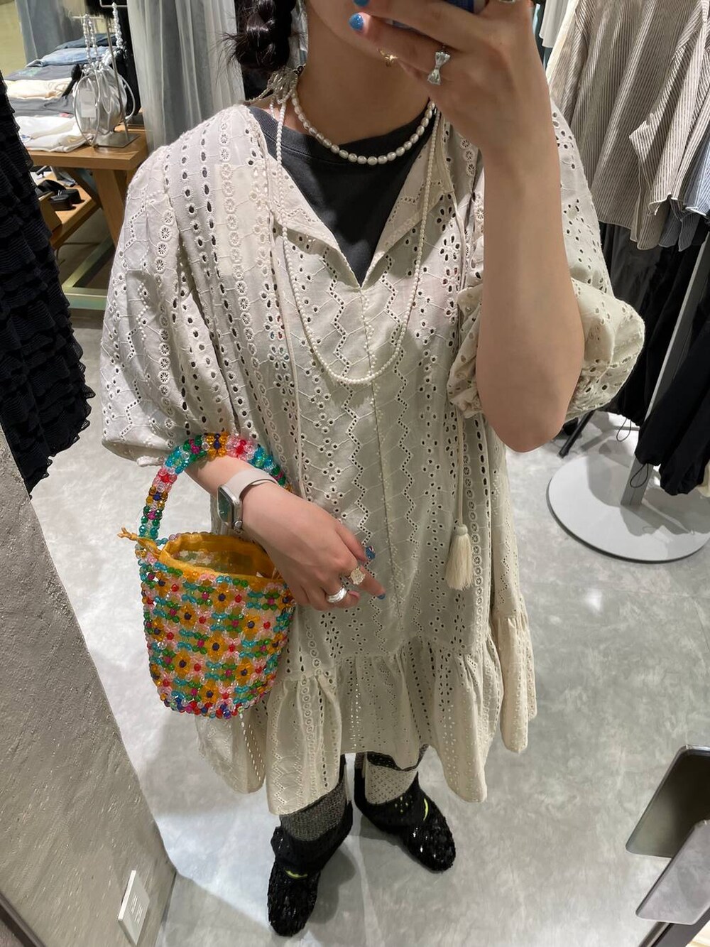 その他のその他パンツ、ブラック系のバレエシューズ、その他のハンドバッグを着用したレディースの夏コーディネートの7枚目の写真