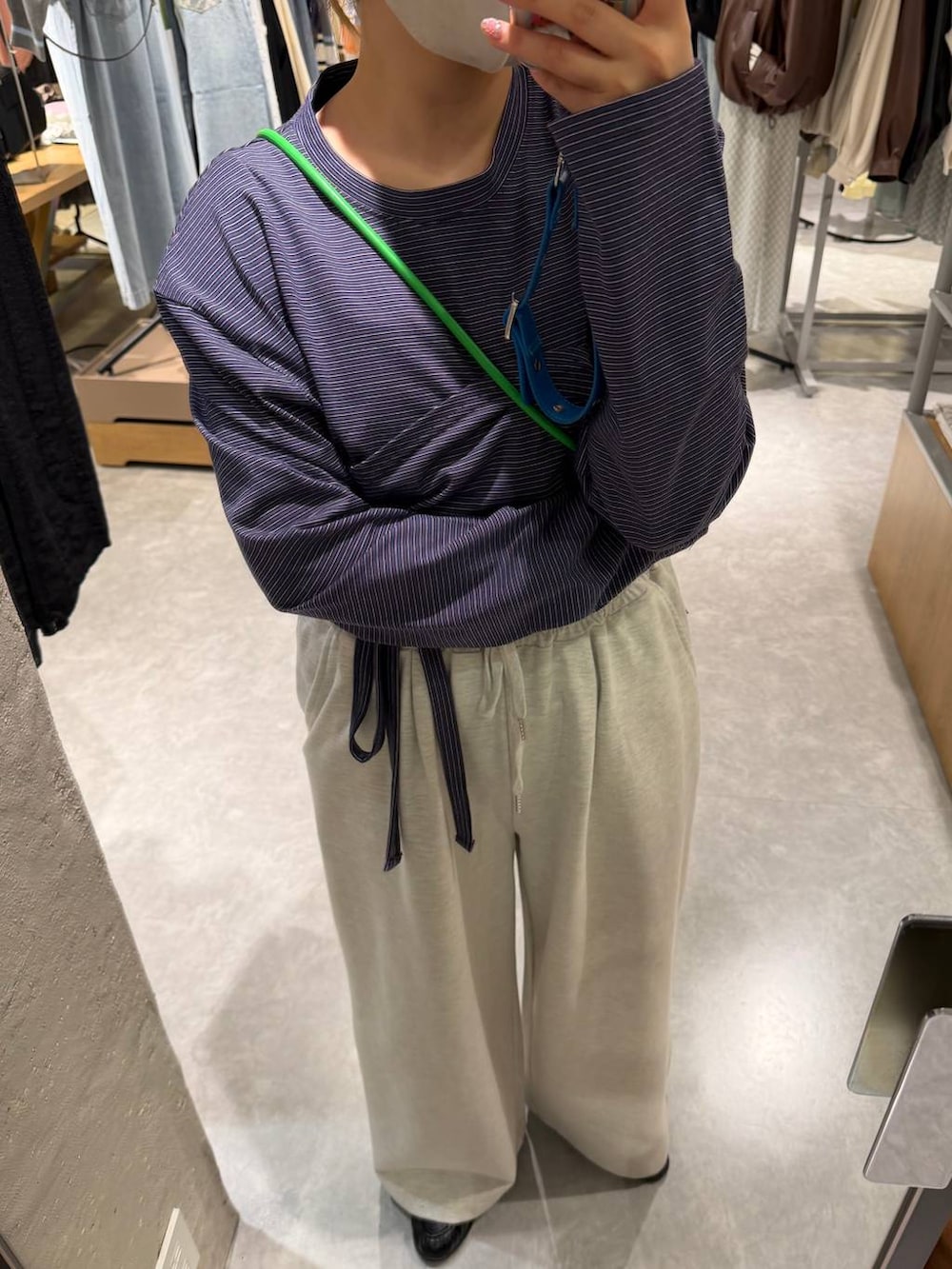 その他のショルダーバッグ、ブラック系のローファー、ブルー系のTシャツ/カットソーを着用したレディースの冬コーディネートの2枚目の写真