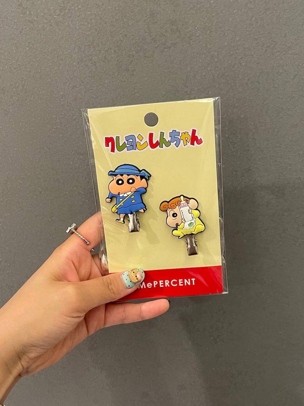 イエロー系のポーチ、ブルー系のキーホルダー、ホワイト系のキーホルダーを着用したレディースの夏コーディネートの4枚目の写真