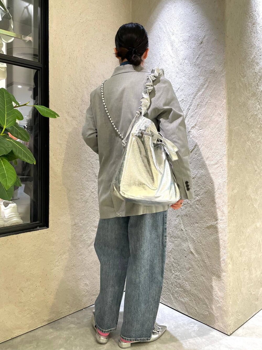 「個性派、着痩せ・細見え、春コーデ、春アウター、ローリーズスタイル_LOWRYS FARM、大人女子カジュアル_LOWRYS FARM、ジャケット、デニムパンツ、デニムジャケット、フラットシューズ、パンプス、ヴィンテージ、カジュアル、冬コーデ、着痩せ」｜「LOWRYS FARMのシャーリング2WAYBAG 100159（トートバッグ、グレー系）」を使った、kureha さん（レディース・158cm）の春コーディネートの5枚目の写真