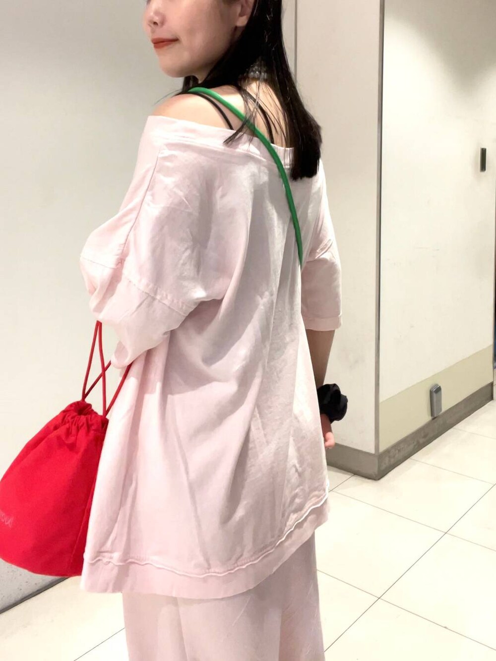 レッド系のサンダル、ブラック系のキャミソール、ピンク系のスカートを着用したレディースの夏コーディネートの5枚目の写真