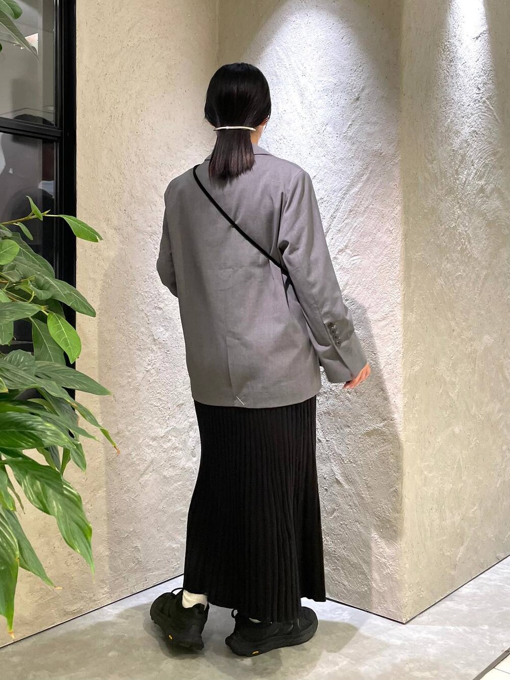 ブラック系のハンドバッグ、ブラック系のワンピース、ホワイト系のTシャツ/カットソーを着用したレディースの冬コーディネートの3枚目の写真