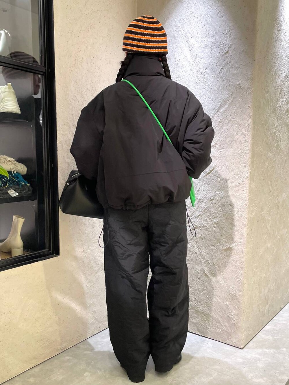ブラック系のその他パンツ、ブラック系のその他アウター、ブラック系のブーツを着用したレディースの冬コーディネートの8枚目の写真