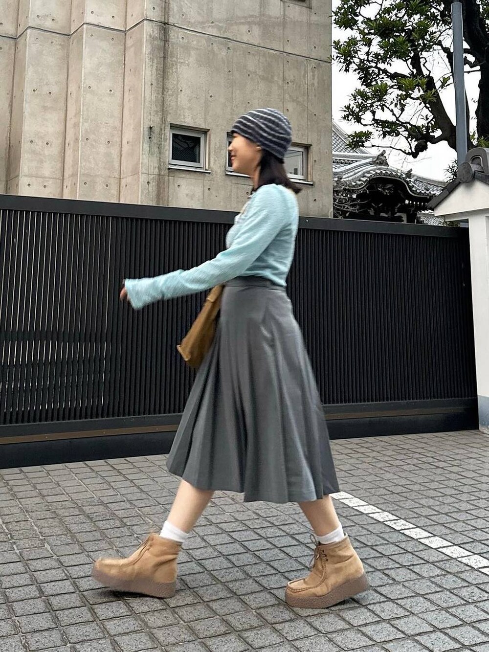 「スカート、個性派、ヴィンテージ、カジュアル、秋コーデ、着痩せ、差し色コーデ、高見え、ラフ、ミリタリー、LOWRYS FARM、着痩せ・細見え、韓国系、ALAND、モバイルグッズ_Me%」｜「LOWRYS FARMのｇｏｏｄ－ｆｉｔイヤリング　165496（イヤリング、その他）」を使った、kureha さん（レディース・158cm）の秋コーディネートの4枚目の写真