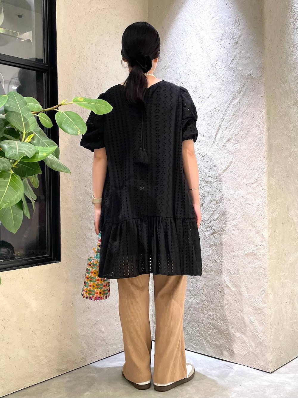 ホワイト系のスニーカー、ベージュ系のその他パンツ、その他のハンドバッグを着用したレディースの夏コーディネートの4枚目の写真